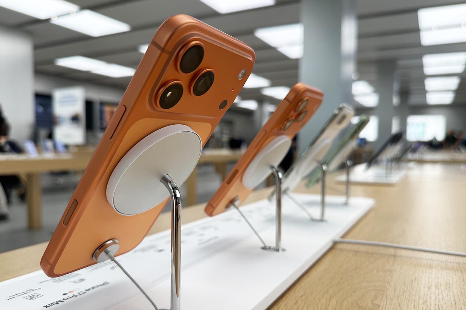 苹果调整店内MagSafe支架设计 防止iPhone 17出现划痕
