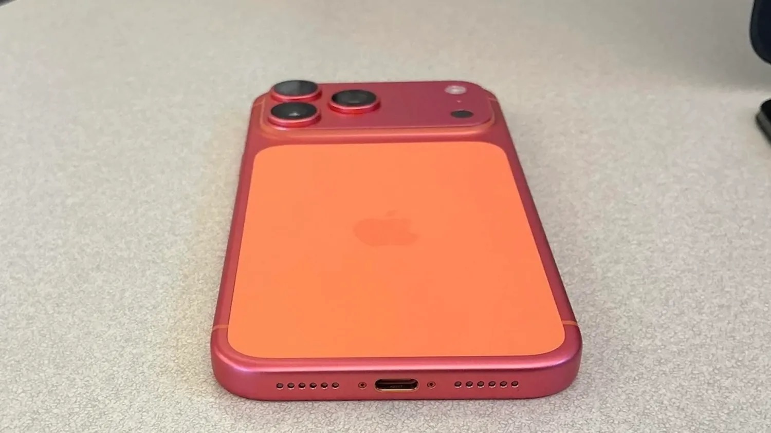 为什么“宇宙橙” iPhone 17 Pro 会变成玫瑰金色? 为什么“宇宙橙” iPhone 17 Pro 会变成玫瑰金色?